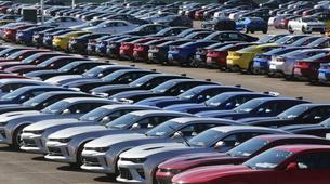 Kazakistan’da yeni gelir kapısı: Ruslara satmak için lüks otomobil alıyorlar