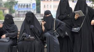 Kazakistan'da Yüzü Tamamen Kapatan Peçe-Burka Gibi Kıyafetler Yasaklandı