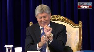 Kırgız lider Atambayev kol saatini gazeteciye hediye etti