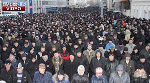 Moskova’da on binler “Çadır Cami’de” Bayram Namazı kıldı 