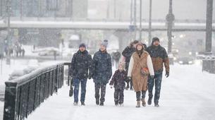 Moskovalılar yeni haftaya kar fırtınasıyla başladı