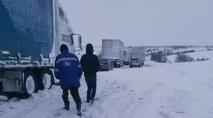Rostov’da aşırı kar nedeniyle yüzlerce araç araç yolda mahsur kaldı