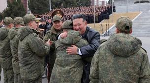 Rusya'dan Dönen Koreli Askerleri Kim Jong Un Karşıladı