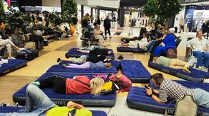 Şeremetyevo'da Gecikmelerden Dolayı Yolculara Matras Verilmeye Başlandı