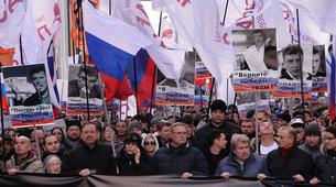 Rusya’da muhalifler, Nemtsov’u anmak için yürüdü