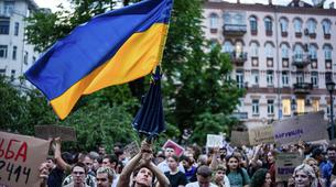Ukrayna'da Zelensky Karşıtı Yüzbinlerce Kişi Sokaklara Döküldü