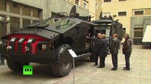 Putin, Rusya’nın “Batmobile” arabalarını inceledi - VİDEO