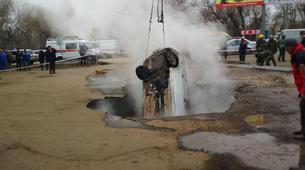 Rusya’da yol çöktü, otomobil kaynar su çukuruna düştü, 2 kişi öldü