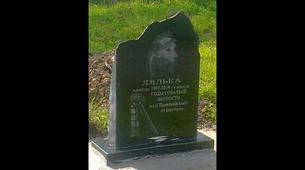Rus işçiler kendileriyle 16 yıl maden ocağına inen köpeğin heykelini dikti