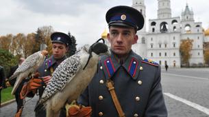 Gümrükte yakalanan kaçak şahinler Kremlin’e muhafız oldu