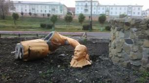 Lenin’le selfie çektirmek isterken heykeli parçaladı