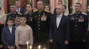 Putin, Noel'i Askerler ve Aileleriyle Birlikte Kilisede Kutladı
