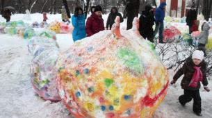 Rus çocuklar kardan dev tırtıl yaptı