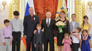 Putin'den 7 çocuklu ailelere ödül