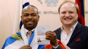 Putin’in söz verdiği ABDli boksör Roy Jones, Rusya pasaportu aldı