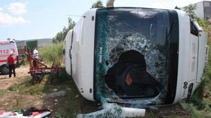 Rus turistleri taşıyan minibüs Antalya’da devrildi; 1 ölü, 7 yaralı