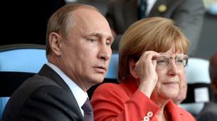Putin, Merkel’le Ukrayna krizine çözümü konuştu