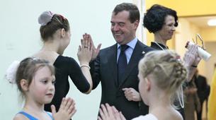 Medvedev çocuklarla dans etti, ABD’ye yüklendi 