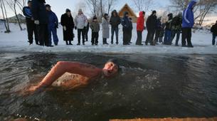 Sibirya’da buzlu suda yüzme yarışı nefesleri dondurdu 