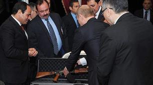 Putin Sisi’ye Kalaşnikof hediye etti