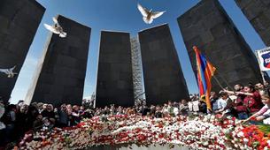 Lavrov, o anıta çelenk bıraktı ve Türkiye'yi eleştirdi