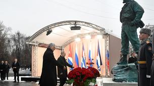 Putin ve Küba Devlet Başkanı Moskova'da Fidel Castro Anıtı’nı açtı