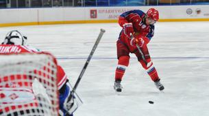 Putin buz pistini sevdi; eski Sovyet sporcularla hokey oynadı 