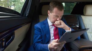 Medvedev notlarını iPad yerine kağıda yazdı, işte gerekçesi