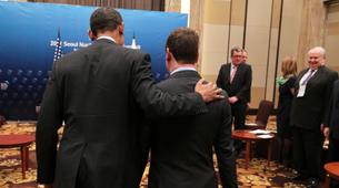 Obama ve Medvedev’in açık kalan mikrofonundan füze kalkanı mesajı