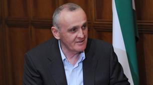 Abhazya Cumhurbaşkanı saldırıya karşı Rus üssünde kalıyor