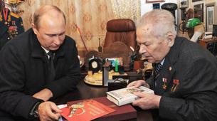 Putin, Kalaşnikov’u ziyaret etti; yeni model silahları inceledi