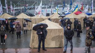 Ukrayna'da AB yanlısı göstericiler çadır kurdu