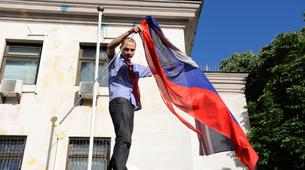 Ukrayna’da Rusya büyükelçiliğinde bayrak provokasyonu