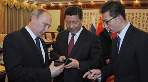 Putin, Çin liderine Rus yapımı akıllı telefon YotaPhone 2 hediye etti