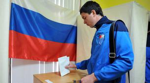 Rus turistler Antalya'da oylarını kullanabildi