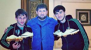 Kadirov, iki futbolcuya altın ayakkabı hediye etti