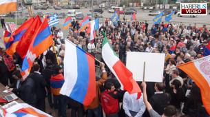 Ermeniler Moskova’da gösteri düzenledi: “Rusya güçlü olursa Ağrı dağını alırız!” 