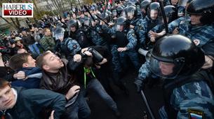 Moskova'da cinayet protestosu ırkçı gösteriye dönüştü, polis müdahale etti