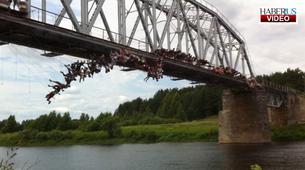 Rusya'da köprüden birlikte atlayan 135 çılgın dünya rekoru kırdı
