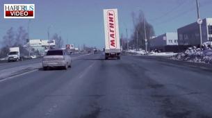 Rusya’da trafikte kamyonetten tabela fırladı 