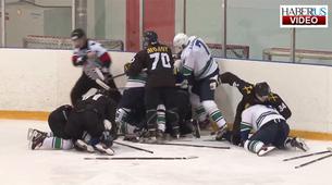 Rusya'da buz hokeyi maçında büyük kavga