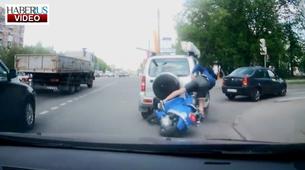 Rusya’da motorcu kazaları kameraya yansıdı