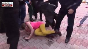 Soçi’de gösteri yapmak isteyen punkçı grup Pussy Riot kamçı yedi
