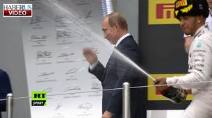 Rusya Grand Prix'sinin galibi Hamilton, Putin'i şampanya ile ıslattı