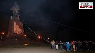 Ukrayna’da aşırı milliyetçi göstericiler Lenin heykelini yıktı