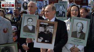 Putin babasının fotoğrafıyla “Ölümsüz Alay” yürüyüşüne katıldı