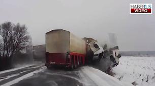 Rusya’da 2 TIR’ın korkunç kazası kamerada: 1 ölü