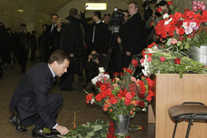 Medvedev, Lubyanka metro istasyonuna karanfil bıraktı