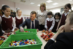 Medvedev çocuklarla lego oynadı