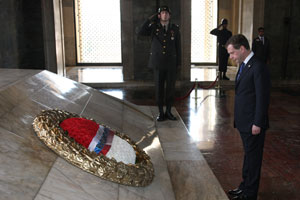 Medvedev Anıtkabir'i ziyaret ederek resmi temaslarına başladı